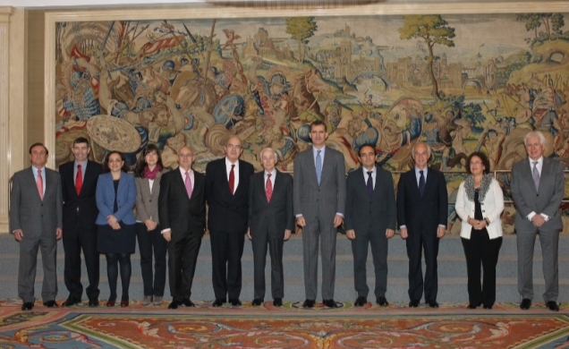 Fotografía de grupo de Su Alteza Real el Príncipe de Asturias con la Junta Rectora de la demarcación de Madrid del Colegio de Ingenieros de Caminos, C